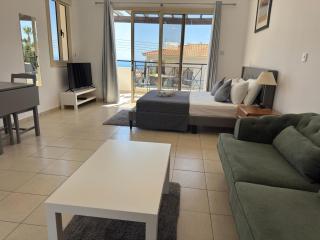 Stylish Apartment in Coral Bay, Pool, Parking and Fast WiFi, Close to Beach - Peyia - 5