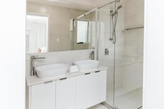 Modern beachside retreat - Coolum Beach - 6