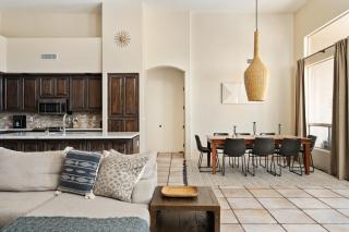 Barwick is a private oasis Practice on the putting green shoot pool and enjoy this city getaway. - Scottsdale - 3