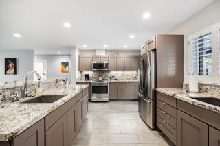 Biltmore Highlands by Porter Luxury Home wPrivate Pool and Mountain Views - Phoenix - 2
