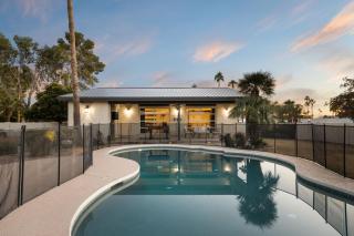 Theater swimming and large backyard at Adobe Modern. Nearby high-end experiences and golf course - Scottsdale - 7
