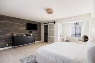 Theater swimming and large backyard at Adobe Modern. Nearby high-end experiences and golf course - Scottsdale - 3