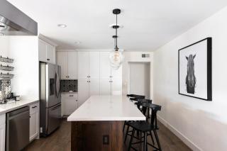 Theater swimming and large backyard at Adobe Modern. Nearby high-end experiences and golf course - Scottsdale - 2