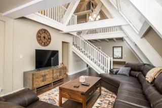 Blissful Pine A-Frame Chalet Deck Game Room Mother-in-Law Suite Sleeps 16 - Mountainaire - 7