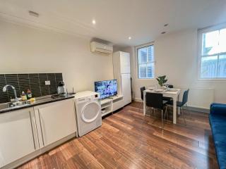 2-bedroom flat in Embankment A short walk away to Trafalgar Square near Big ben, London Eye - 7