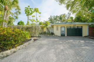 Island Time - Home wEnclosed Lagoon Style Pool Spa Walk to Beach Bikes - Holmes Beach - 7