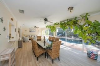 Island Time - Home wEnclosed Lagoon Style Pool Spa Walk to Beach Bikes - Holmes Beach - 3