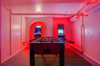 3BR NYC Brownstone Game Room Backyard Patio - New York - 9
