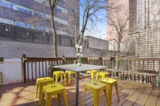 3BR NYC Brownstone Game Room Backyard Patio - New York - 6