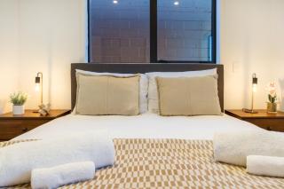 Upper floor studio 1 bed 1 bath with sofa bed - Christchurch - 1