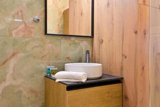 Acropolis Luxurious Apartment 100 Mbps Metro Garden - 1