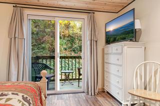 Play Arcade Games Make Firepit Smores Explore Downtown Blue Ridge in Minutes - Trails End - Blue Ridge - 2