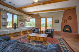 Majestic Sedona Stunner boasts Glorious Red Rock Mt. Views - Exquisite Decor - Oak Creek - 0