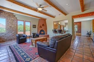 Majestic Sedona Stunner boasts Glorious Red Rock Mt. Views - Exquisite Decor - Oak Creek - 3