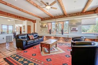 Majestic Sedona Stunner boasts Glorious Red Rock Mt. Views - Exquisite Decor - Oak Creek - 2