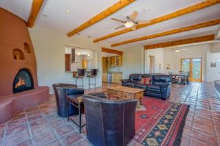 Majestic Sedona Stunner boasts Glorious Red Rock Mt. Views - Exquisite Decor - Oak Creek - 1