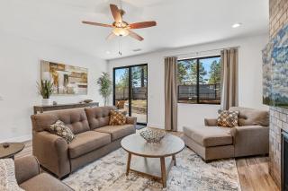 Newly Built Exquisite Luxury Home Perfect Location Central AC Fire-Pit and so much more - Flagstaff - 2
