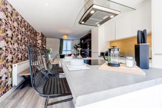 Comfortable Home with a Hot Tub Sleeps 10 - Manchester - 6