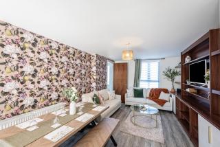 Comfortable Home with a Hot Tub Sleeps 10 - Manchester - 7