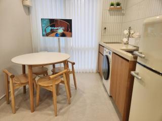 Hongdae, 5-Minute Walk from Hongdae Station, Luggage Storage, Hotel-Style Bedding, 2 Rooms, Washer Dryer - Seoul - 3