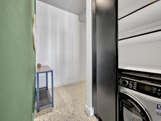 Stylish Studio Apartment with Rooftop Pool! - 5