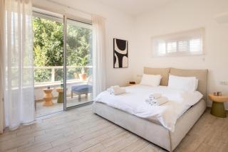 Stylish 3BR Apt w Balcony 5 min Walk from Beach with Shelter by Sea N' Rent - Tel Aviv - 8