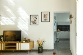 Charming Home in the Heart of Haifa by Sea N Rent - 5