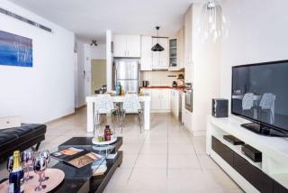 Stunning 2BR Apt w Balcony in City Center with Mamad by Sea N' Rent - Tel Aviv - 4