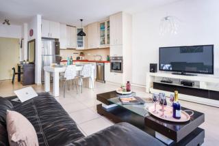 Stunning 2BR Apt w Balcony in City Center with Mamad by Sea N' Rent - Tel Aviv - 3