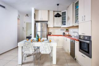 Stunning 2BR Apt w Balcony in City Center with Mamad by Sea N' Rent - Tel Aviv - 2