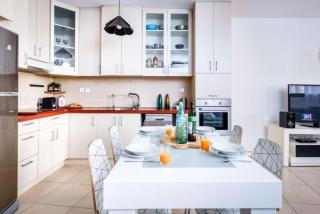 Stunning 2BR Apt w Balcony in City Center with Mamad by Sea N' Rent - Tel Aviv - 1