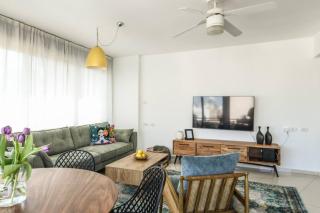 Chic 3BR Apt w Balcony & Parking by Tel Aviv Port by Sea N' Rent - Tel Aviv - 4