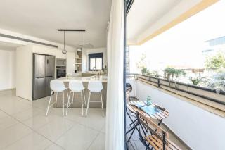 Chic 3BR Apt w Balcony & Parking by Tel Aviv Port by Sea N' Rent - Tel Aviv - 1