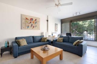 Cozy 3BR Apt w Big Windows 5 Min Walk From Beach with Shelter by Sea N' Rent - Tel Aviv - 2
