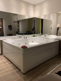 Jacuzzi In Bedroom Elegance Apartments - 0