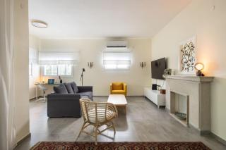Eclectic Dreams Rabin Square Apt with Shelter by Sea N' Rent - Tel Aviv - 5
