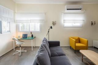 Eclectic Dreams Rabin Square Apt with Shelter by Sea N' Rent - Tel Aviv - 3