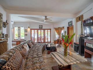 Rising Moon Villa - 3-Bedroom Beachfront w Pool - Maya Beach - 4