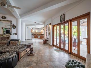 Rising Moon Villa - 3-Bedroom Beachfront w Pool - Maya Beach - 3