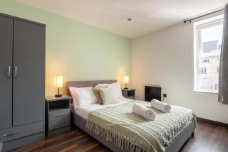Stylish 2 Bedroom Apartment in Central Hull - 9