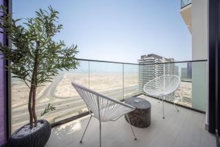 Free housekeeping visits during your stay - StayShort - Skyline View 1-Bedroom Sleeps 4 with balcony - 6