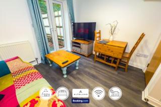 The Purple 5 Bedroom House By AltoLuxoExperience Short Lets & Serviced Accommodation With Free Parking - Bristol - 0