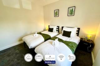 The Jungle by AltoLuxoExperience Short Lets & Serviced Accommodation With Free Parking - Bristol - 0