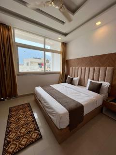 Hotel Mahadev Restaurant & Cafe !! In House Scooty For Rent ! River Rafting ! Bungee Jumping - Rishikesh - 0