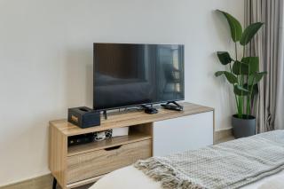 Stylish Studio with Pool, Gym & Tasteful Decor - 3