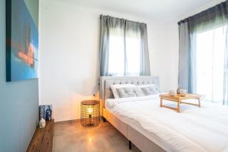 Vibrant Seaside Stay with Balcony by Sea N' Rent - Nahariya - 9
