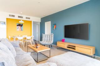 Vibrant Seaside Stay with Balcony by Sea N' Rent - Nahariya - 6