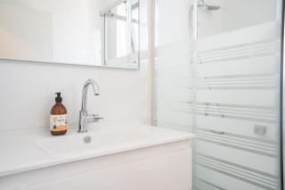 Vibrant Seaside Stay with Balcony by Sea N' Rent - Nahariya - 4