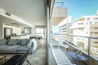 Chic Apartment w Balcony & Parking 3-min from Beach with Mamad by Sea N' Rent - Tel Aviv - 0