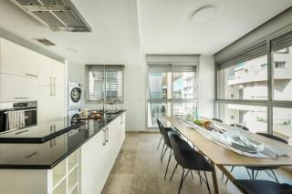 Chic Apartment w Balcony & Parking 3-min from Beach with Mamad by Sea N' Rent - Tel Aviv - 2